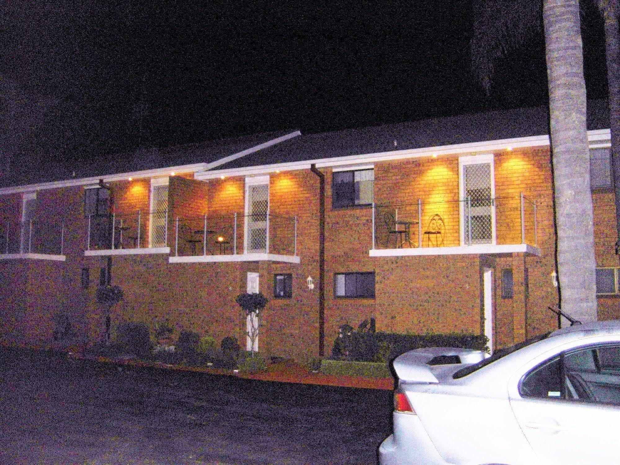 Avaleen Lodge Motor Inn 나우라 외부 사진